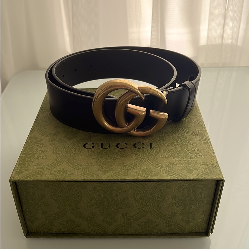 Classic Gucci, large G’s, female belt.
